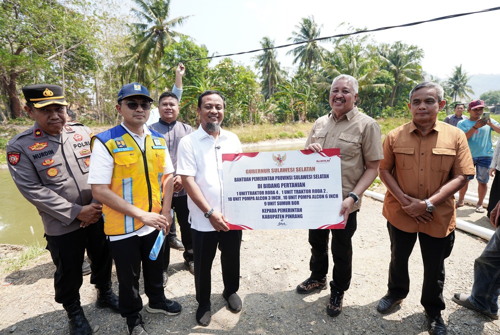 Atasi Kekeringan di Pinrang, Gubernur Sulsel Serahkan 10 Unit Pompa Ponton dan Alsintan